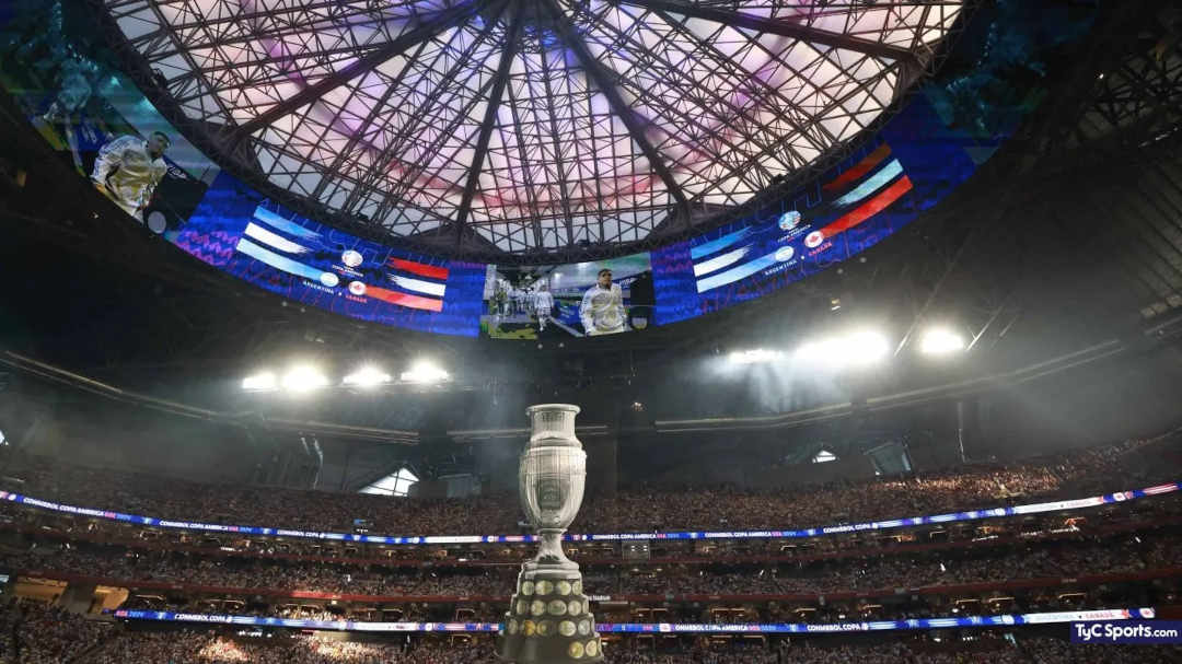 [Celebración apasionada con bandera celeste y blanca y camisetas de fútbol]